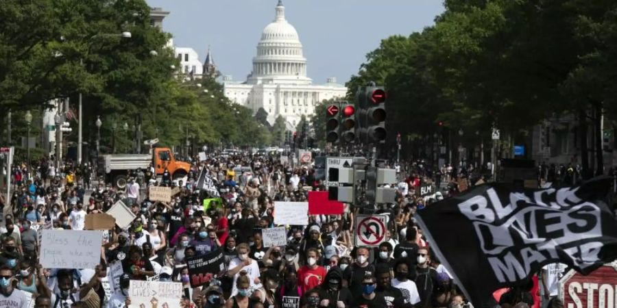 Demonstranten haben in Washington für ein Ende von Rassismus und Polizeigewalt gegen Schwarze protestiert. Foto: Jose Luis Magana/AP/dpa