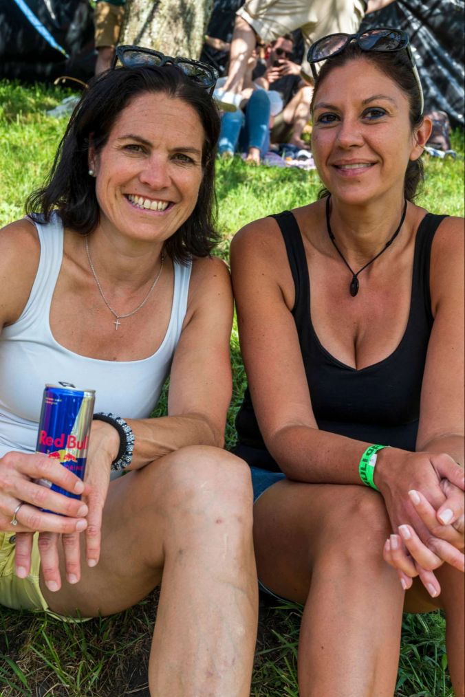 Anita und Daniela haben ihre Tickets schon vor dem Lockdown gekauft