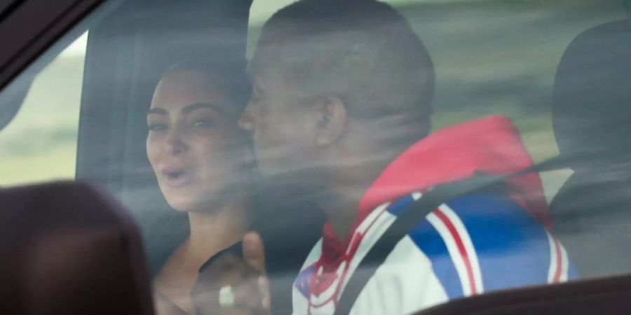 Schon 2019 kriselte es: Kim Kardashian bei einem früheren Krisengespräch mit Ehemann Kanye West im Auto. (Archivbild)