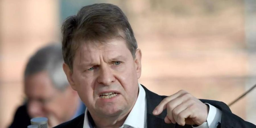 Der SPD-Politiker Ralf Stegner hat massive Vorwürfe gegen Facebook erhoben. Foto: Carsten Rehder/dpa