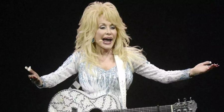 Dolly Parton ist in Weihnachtsstimmung. Foto: Henning Kaiser/dpa