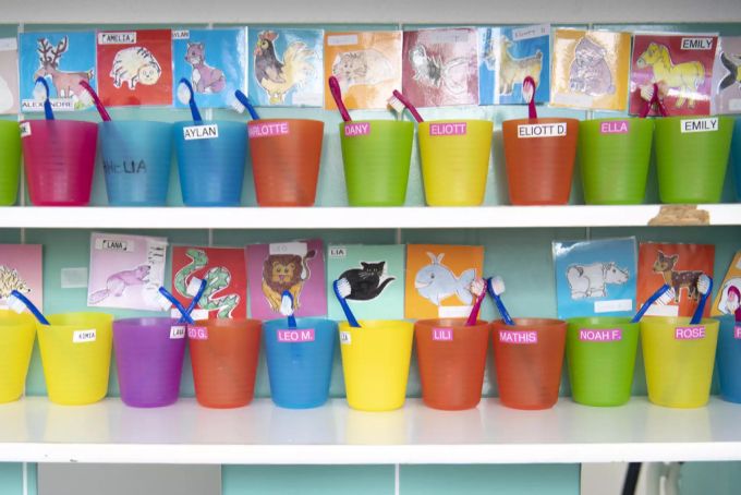 Die Zahnürsten der Kinder in der privaten Kita «Petites Couleurs», am 28. April in Denges VD. Zahnbürsten Kita
