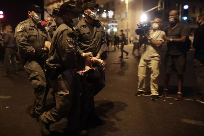 Polizisten tragen einen Demonstranten in Jerusalem weg. Jerusalem