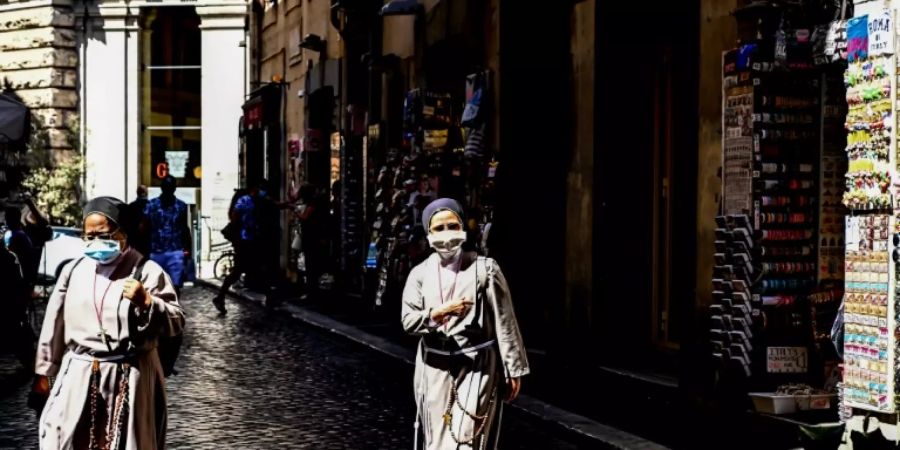 Nonnen mit Schutzmasken in Rom
