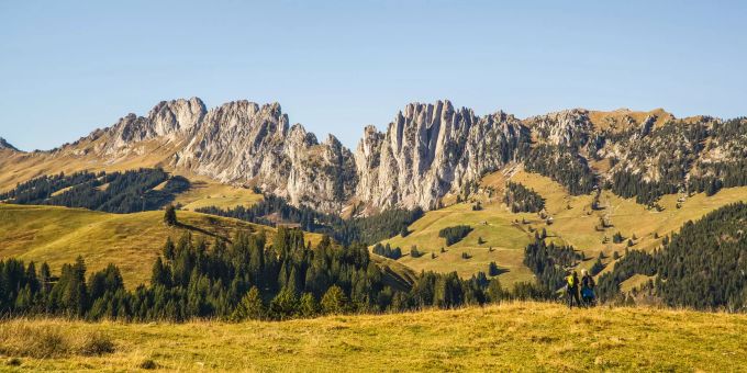 Die beeindruckenden Kalkfelsen der Gastlosen laden zum Wandern ein. Wem es zu Fuss zu langsam geht, der kann die Landschaft auch auf einer Vielzahl von Bike-Trails erkunden. Gastlosen
