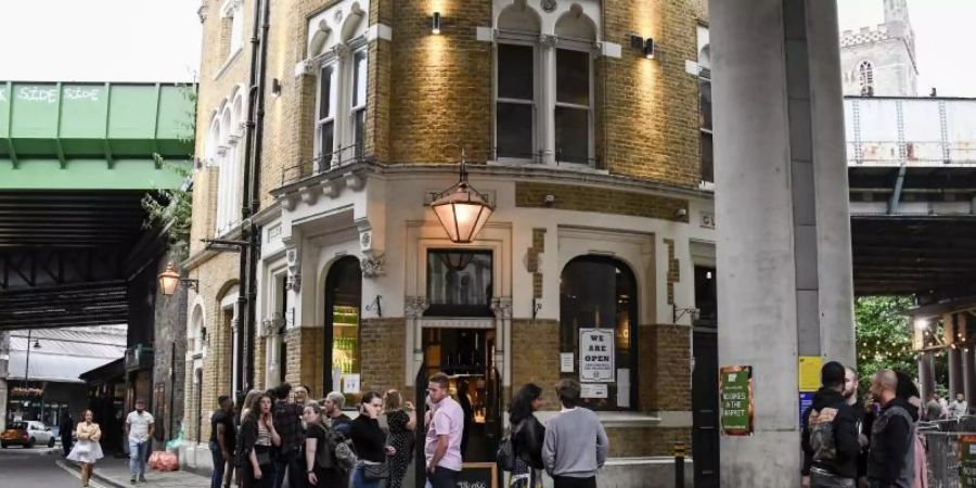 Briten lieben ihre Pubs. Ab Donnerstag müssen sie sich jedoch mit einer frühen Sperrstunde abfinden. Foto: Alberto Pezzali/AP/dpa