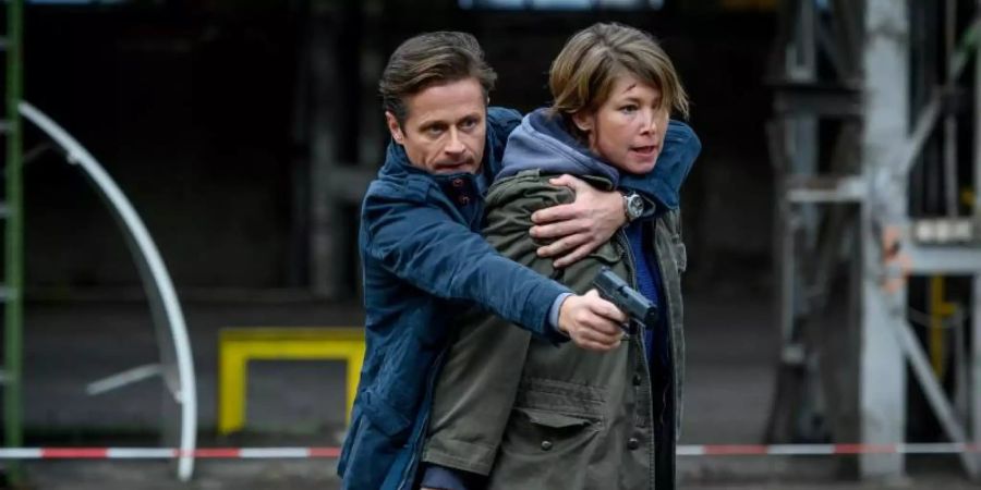 Die neue SOKO-Chefin Helena Jung (Sonja Baum) und Bodo Neuer (Roman Knižka), ihr Ex-Chef vom LKA. Foto: Martin Rottenkolber/ZDF/dpa