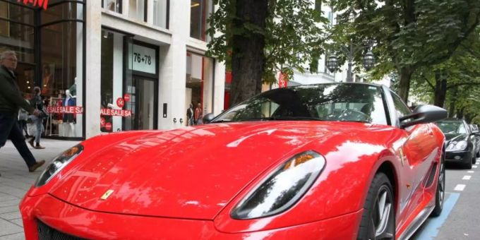 Teuere Autos, die viel Sprit schleudern gehören laut Oxfam zu den Emmissiontreibern. Autosteuer