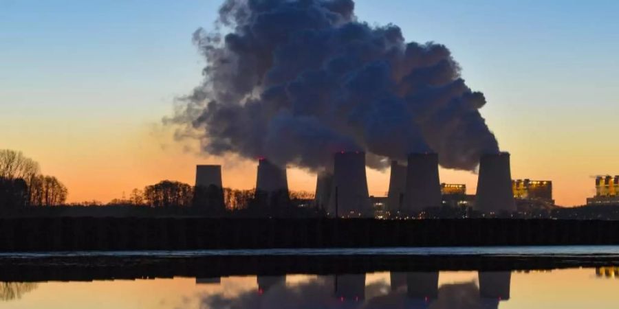 Wasserdampf steigt aus den Kühltürmen eines Braunkohlekraftwerks. Die EU will bis 2050 unterm Strich gar keine Treibhausgase mehr ausstossen. Foto: Patrick Pleul/zb/dpa