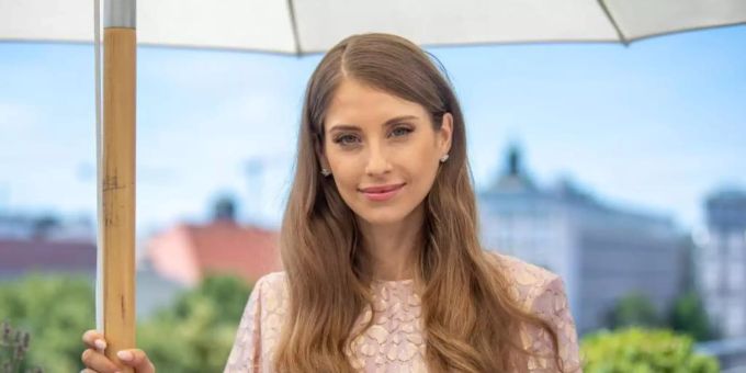 Cathy Hummels, Influencerin und Moderatorin, erzählt in ihrem Buch «Mein Umweg zum Glück» aus ihrem Leben. Foto: Lino Mirgeler/dpa Cathy Hummels, Influencerin und Moderatorin, erzählt in ihrem Buch «Mein Umweg zum Glück» aus ihrem Leben. Foto: Lino Mirgeler/dpa