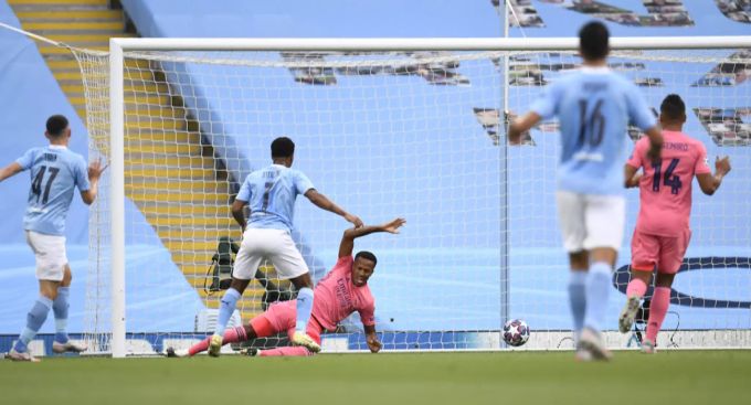 Rahim Sterling erzielt das 1:0 für Manchester City. Manchester City Real Madrid