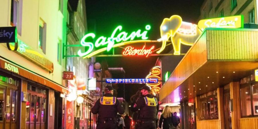 Polizisten kontrollieren die Sperrstunde auf der Reeperbahn. Foto: Daniel Bockwoldt/dpa