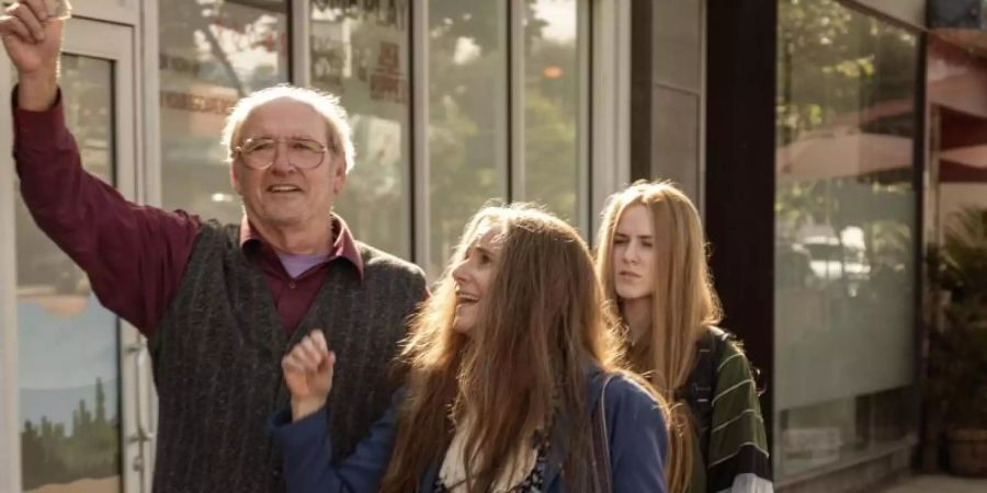 Robert Dyne (Richard Jenkins), Theresa Dyne (Debra Winger (M) und Old Dolio Dyne (Evan Rachel Wood) sind allesamt Trickbetrüger. Foto: -/Universal Pictures/dpa