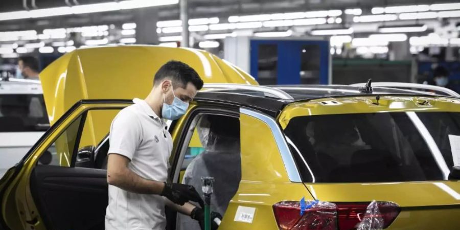 Das portugiesische Autowerk von Volkswagen Autoeuropa nahm nach anderthalb Monaten, in denen durch die Corona-Pandemie nicht produziert wurde, die Produktion wieder auf. Foto: Hugo Amaral/SOPA Images via ZUMA Wire/dpa
