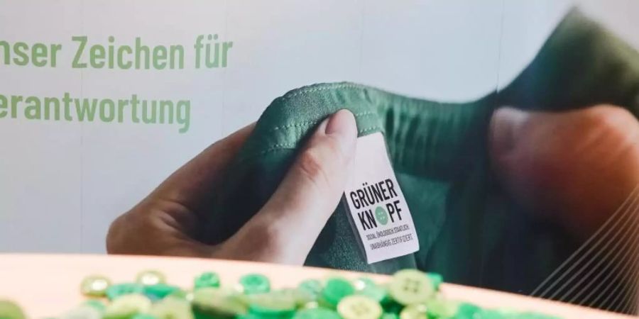 Bei Textilien mit dem «Grünen Knopf» werden soziale und ökologische Mindeststandards eingehalten. Foto: Jonas Klüter/dpa