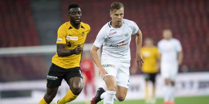YBs Jean-Pierre Nsame, links, spielt um den Ball mit Zuerichs Ilan Sauter, rechts.