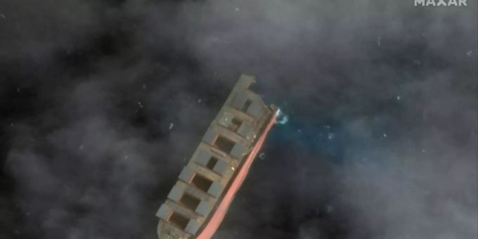 Zwei Schlepper zogen einen Teil der «Wakashio» aufs Meer. Zwei Schlepper zogen einen Teil der «Wakashio» aufs Meer.