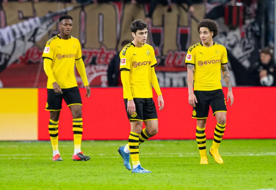 Reyna (m.) mit seinen Mitspielern Dan-Axel Zagadou (l.) und Axel Witsel (r.).