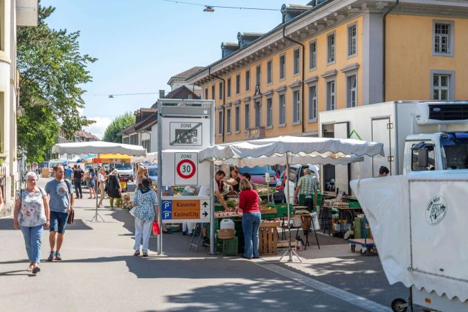 Schönes Wetter beim Gemüsemarkt Aarau.