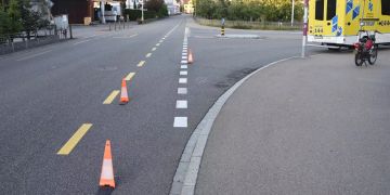 Auto beim Überholen mit Mofa kollidiert
