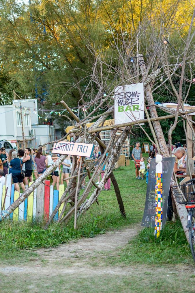 Der Eingang in die Sommerbar Wohlen.