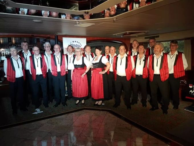 An Bord sorgten unter anderem eine Blaskapelle, Jodler und die Schlagersängerin Monique für Unterhaltung. flussfahrt corona