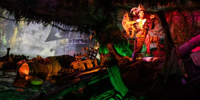 Eine animierte Puppe (Animatronics) steht in den Kulissen der Attraktion «Piraten in Batavia» auf dem Gelände des Freizeitparks «Europa-Park». Die Attraktion war im Mai 2018 durch ein Grossfeuer zerstört worden. Piraten in Batavia Europa-Park