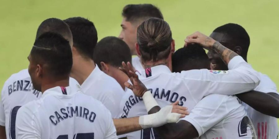 Real Madrids Vinicius Junior (2.v.r) feiert mit den Teamkollegen sein Tor zur 1:0-Führung. Foto: Jose Miguel Fernandez/AP/dpa