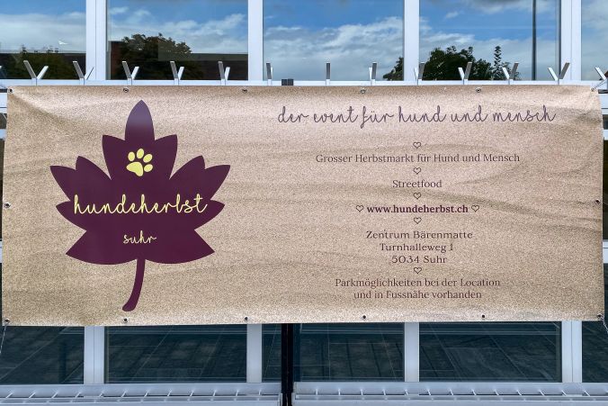 Ein Plakat des Hundeherbst in Suhr.