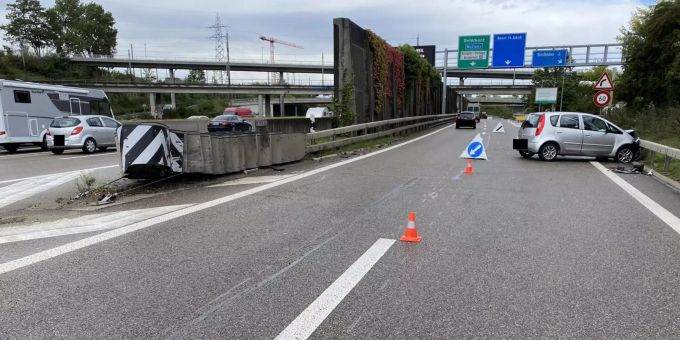 Muttenz BL: Abrupter Spurwechsel führt zu Selbstunfall. Muttenz BL: Abrupter Spurwechsel führt zu Selbstunfall