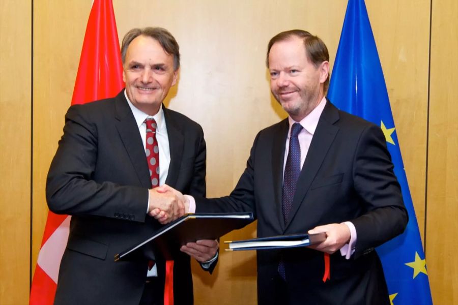 Gattiker schüttelt in Brüssel die Hand von Pieter de Gooijer, dem «Chairman of the Permanent Representatives Committee», nach der Unterzeichnung des Zusatzprotokolls zur Ausweitung der Personenfreizügigkeit auf Kroatien. Das Bild stammt aus dem März 2016.