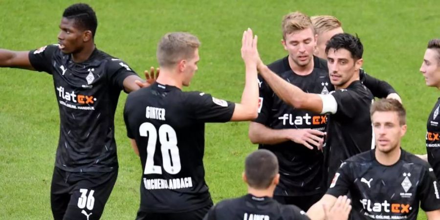 Gladbachs Mannschaft jubelt nach dem Tor zur 1:0-Führung durch Lars Stindl (3.v.r). Foto: Torsten Silz/dpa