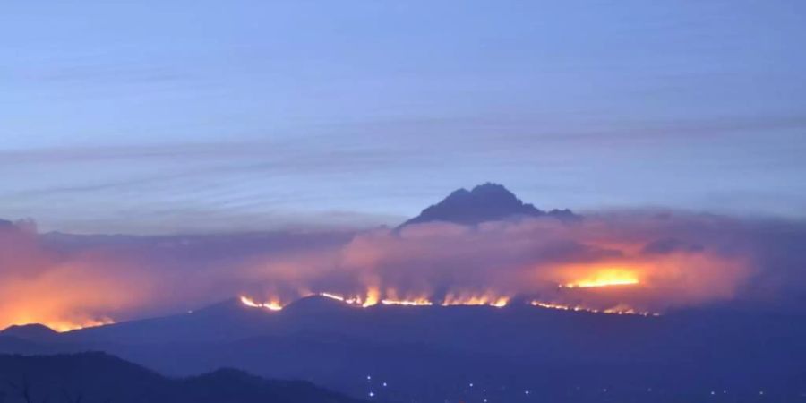 Weithin sichtbar sind die Rauchwolken eines Feuers auf dem Kilimandscharo. Rettungsdienste versuchen, das Feuer auf dem mit 5895 Metern höchsten Berg Afrikas zu löschen. Foto: Thomas Becker/dpa