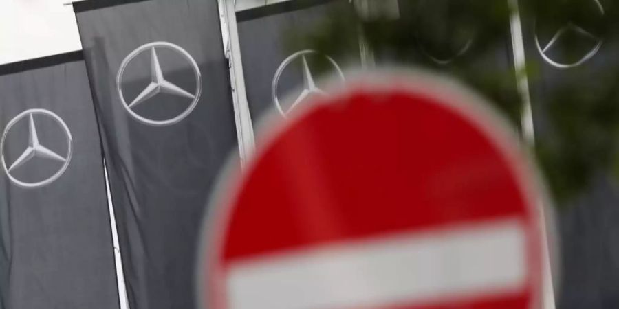 Weiterkommen schwierig: Ein «Durchfahrt Verboten»-Schild vor der Daimler-Konzernzentrale in Untertürkheim. Die Corona-Krise hat den exportabhängigen Süden Deutschlands härter getroffen als andere Bundesländer. Foto: Tom Weller/dpa
