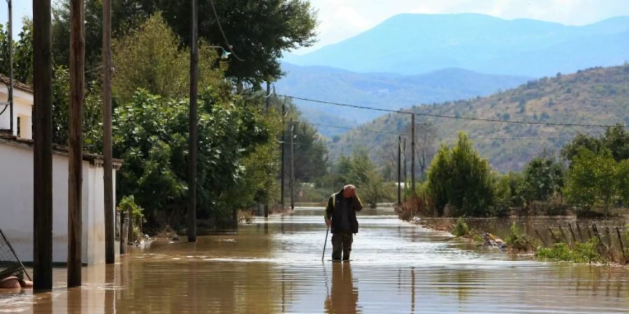 Überflutete Strasse in griechischem Dorf