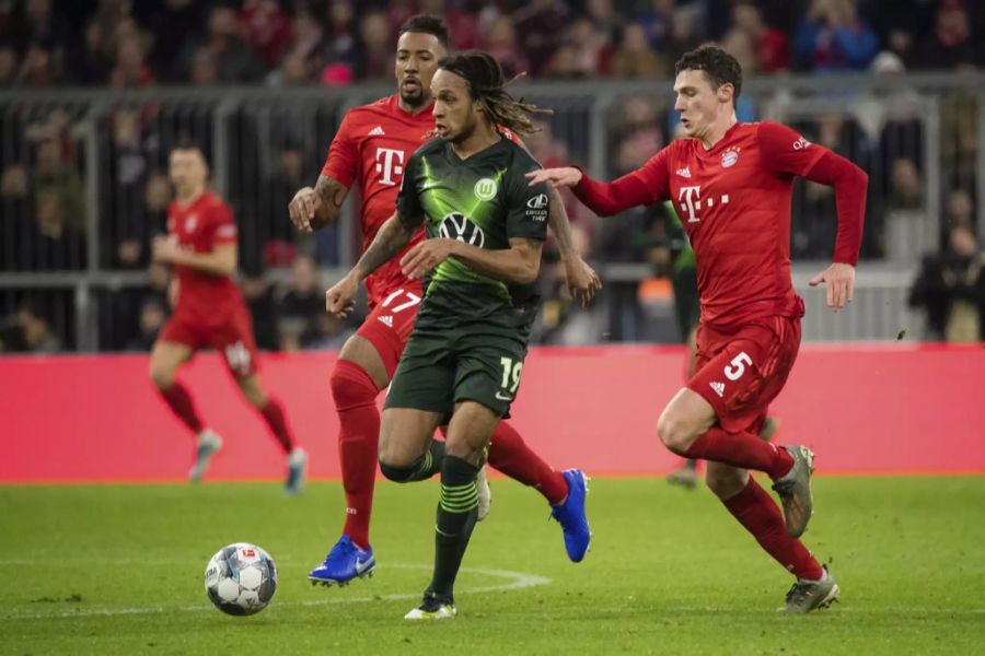 Kevin Mbabu im Duell mit Bayern Münchens Benjamin Pavard und Jerome Boateng (l.).