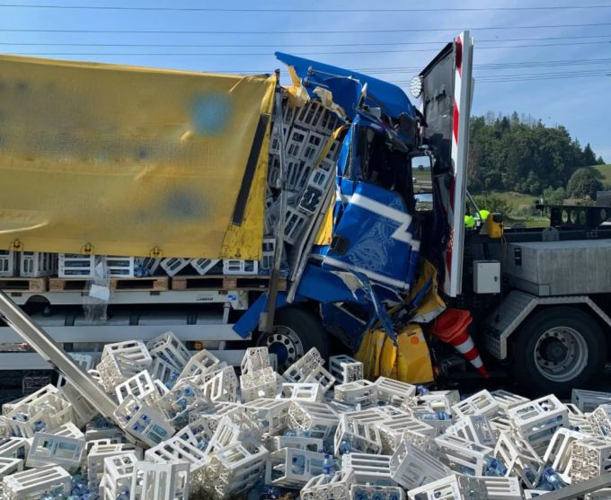 Der Lastwagen verlor beim Aufprall in Reiden LU einen Grossteil seiner Ware. Reiden Lu