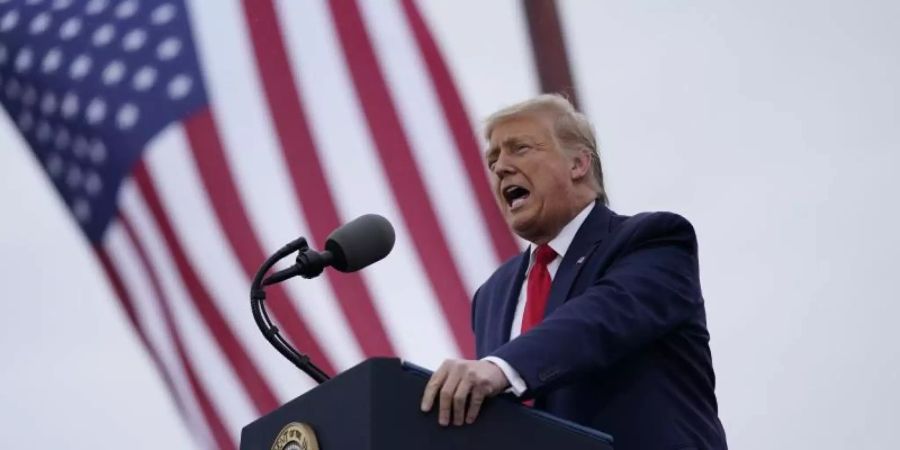 US-Präsident Donald Trump verteidigt auf einer Wahlkampfveranstaltung seinen Corona-Kurs. Foto: Evan Vucci/AP/dpa