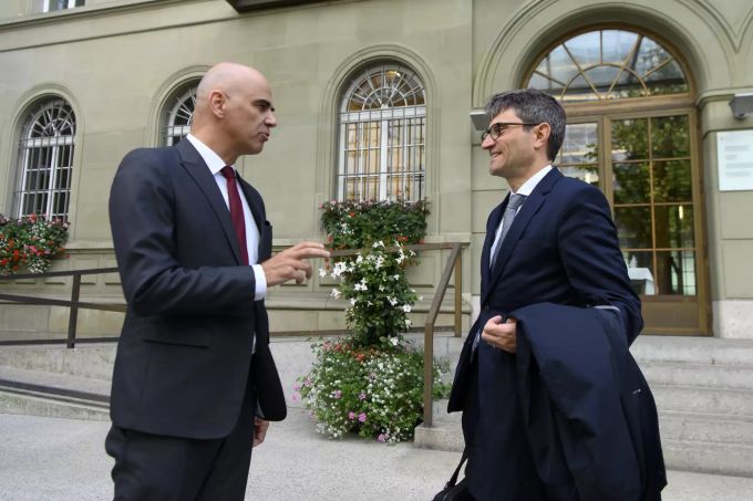 Lukas Engelberger (r.), Regierungsrat und Praesident der Konferenz der kantonalen Gesundheitsdirektorinnen und -direktoren (GDK) bespricht mit Bundesrat Alain Berset das weitere Vorgehen am 7. September. CORONAVIRUS, COVID-19, COVID 19, VIRUS, BAG, BUNDESAMT FUER GESUNDHEIT, KANTONALE GESUNDHEITSDIREKTORINNEN, KANTONALE GESUNDHEITSDIREKTOREN,