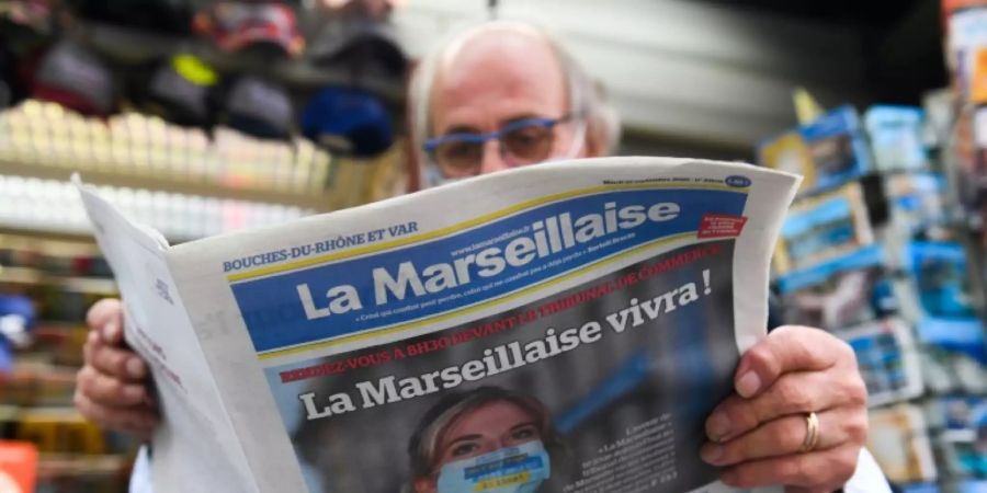 Ein Mann liest die Zeitung «La Marseillaise»