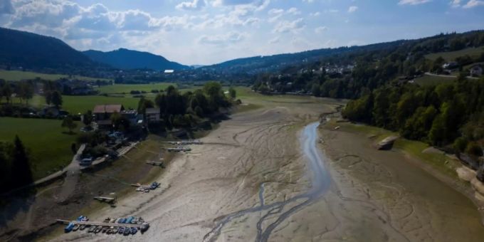 Ausgetrockneter Fluss in Ostfrankreich Ausgetrockneter Fluss in Ostfrankreich