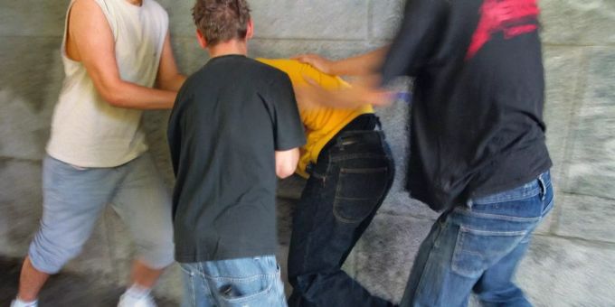 Prügelei Asylbewerber Mehrere Jugendliche prügeln sich (Symbolbild).
