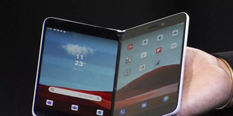 Microsofts Klapp-Smartphone «Surface Duo» kann nun in den USA vorbestellt werden. Ob und wann das Gerät ausserhalb der USA angeboten wird, ist bisher unklar. Foto: kyodo/dpa/Archiv