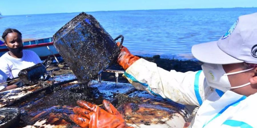 Freiwillige nehmen an einer Säuberungsaktion vor der Südostküste von Mauritius teil. Foto: Beekash Roopun/L'express Maurice/AP/dpa