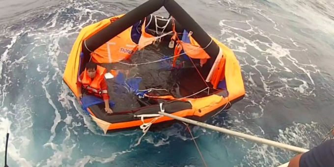 Suche nach Überlebenden von Schiffsunglück vor Japan wegen Taifuns ausgesetzt Suche nach Überlebenden von Schiffsunglück vor Japan wegen Taifuns ausgesetzt