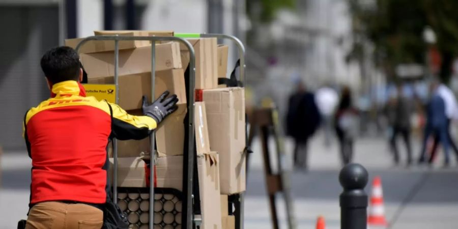 Paketauslieferung der Post in Berlin