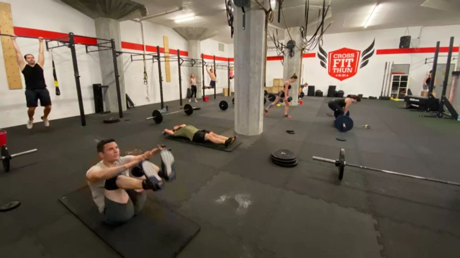 In der Box wird mit Eigengewicht, (Lang-)Hanteln, Kettlebells oder Wallballs trainiert.