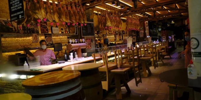 Ein Bar-Mann in Pamplona, Spanien, bereitet die Schliessung der Bar vor. In Spanien werden neue Massnahme erlassen. Virus Outbreak Spain