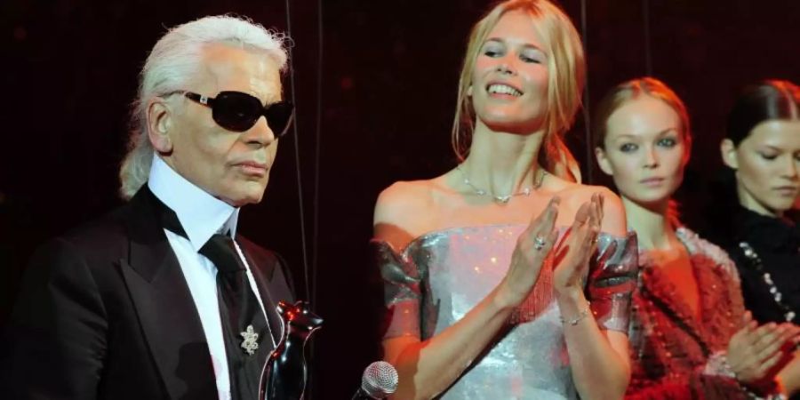 Karl Lagerfeld nach der Verleihung des "Elle Fashion Star" 2008, Claudia Schiffer applaudiert. Foto: Soeren Stache/dpa-Zentralbild/dpa