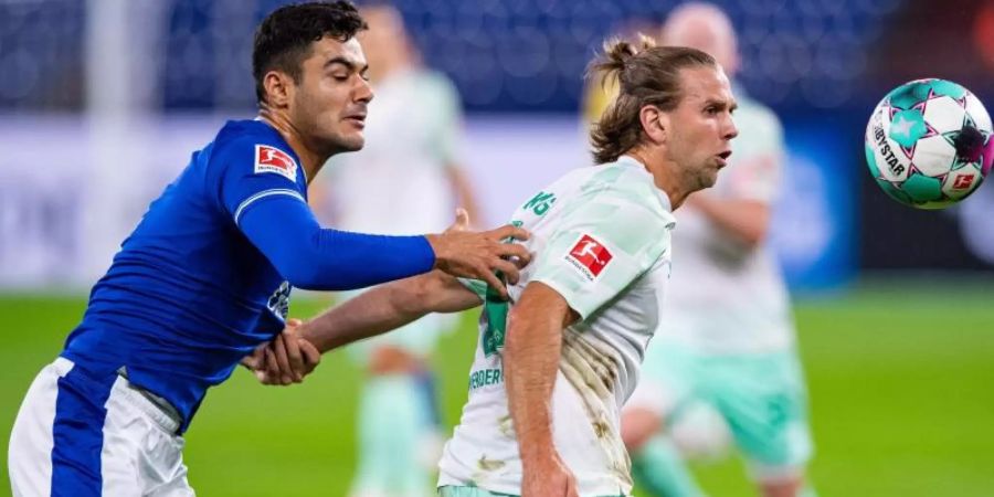 Schalkes Ozan Kabak (l) in Aktion gegen Niclas Füllkrug von Werder Bremen. Foto: Guido Kirchner/dpa